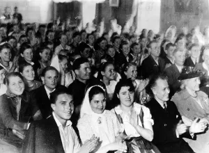 Laborers: Forced laborers at a performance, 1943