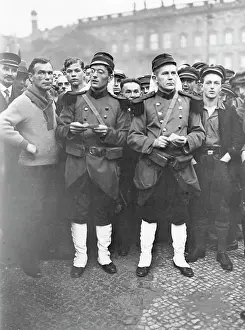 Leaflets: Two former Foreign Legion men at a KPD rally, 1929