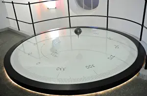 Historisches: Foucault Pendulum. Experiment to demostrate the rotation of