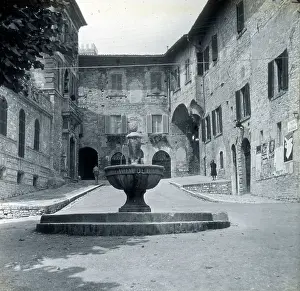 Assisi: Fountain at Assisi, Italy