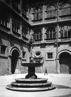 Passerby: Fountain in the patio of the Nuremberg city hall