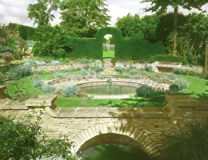 Topiary: Fountain and pool at Broad Campden, Gloucestershire