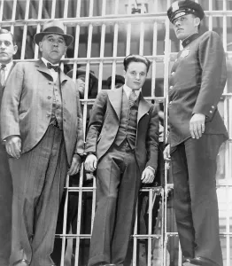 Jails: Francis Two Gun Crowley (1911-1932), hand ?