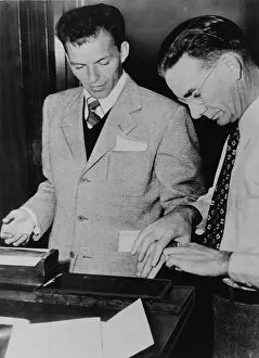 Fingerprints: Frank Sinatra (1915-1998) getting fingerprints ?
