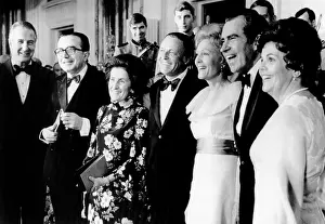 Andreotti: Frank Sinatra performs at the White House. ?
