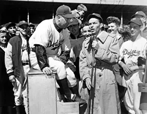 Dodgers: Frank Sinatra sings at a Brooklyn Dodgers ?