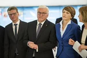 B And: Frank-Walter Steinmeier, Elke B&, xfc;denbender & Hildegard K