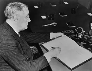 Unrra: Franklin Roosevelt signing pact establishing the