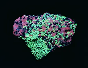 Carbonate: Franklinite, fluorescing