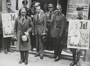 Referendums: Franz von Papen (1879-1969) in front