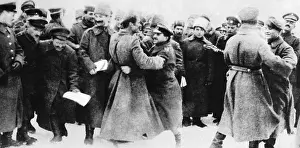 Kriegsende: Fraternization of Russian and German soldiers, 1917