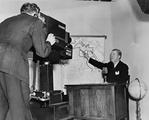 Anchorman: Frazier Hunt, (1885- ) early newscaster, ?