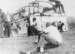 Integrate: Freedom Rider's bus was destroyed by a mob ?