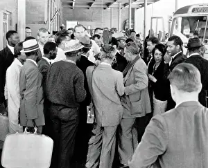 Cvpl: FREEDOM RIDERS-White & black students arrive ?
