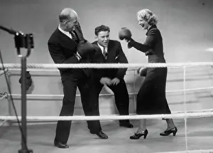Thil: The French boxer Marcel Thil boxing