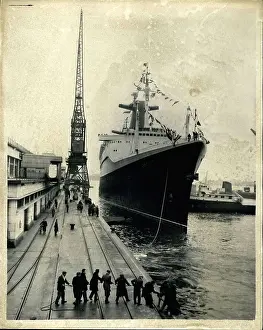 Longshoremen: French cruise liner, the Wonder Liner