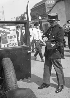 Windscreen: French policeman controls at the border to the Saar Region