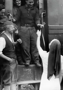 Welcomes: French prisoners of war, 1941