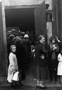 Queuing: French refugees in Frankriech, 1940