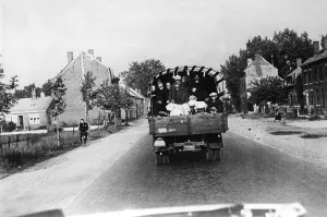 Frenchmen: French refugees returning home, 1940