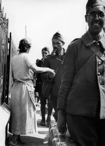 Fallback: French soldiers go into captivity, 1940