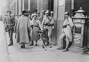 20 30 People: French soldiers with a machine gun stationed at