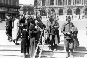 Fallback: French soldiers in Paris, 1940
