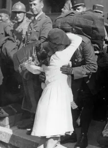 Comrades: French soldiers are released from German captivity in 1941