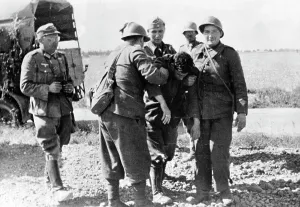 Bring: French soldiers with a wounded, 1940