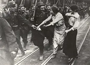 Poignant: FRENCH TROOPS OFF TO WAR