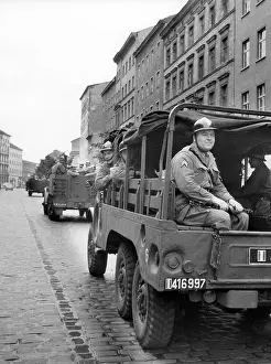Bernauer: French troops at the sectoral border in the North of Berlin