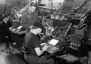 Typewriter: French typesetters on typesetting machines, 1940