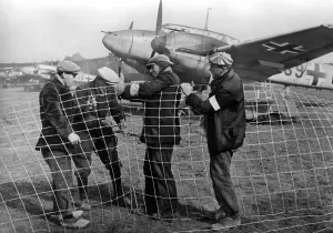 Prevent: French workers on an airfield, 1941