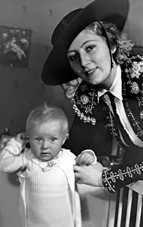 Christel: Frieda Sembach-Krone with daughter Christel, 1937