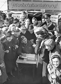 Messages: Friendship initiation in the Second World War, 1941