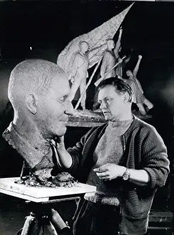 Cremer: Fritz Cremer works on bust of Bertold Brecht