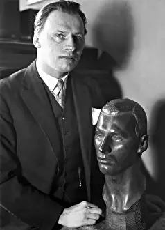 Rasp: Fritz Rasp with a portrait bust, 1929