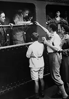 Schalke: Fritz Szepan gives an autograph, 1934