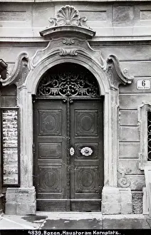 Portals: Front-door at Kornplatz in Bolzano