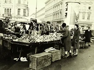 Consumers: Fruit and vegetable stand in Vienna - About
