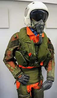 Fully: Fully automatic life preserver for aircrew. Secumar 10 HLA
