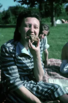 Tasty: Fun in open-air pool Leuna 1948