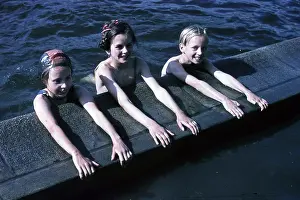 Haben: Fun in open-air pool Leuna 1948