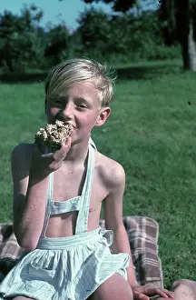 Tasty: Fun in open-air pool of Leuna 1948