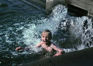 Haben: Fun in open-air pool Leuna 1948