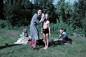 Wird: Fun in open-air pool Leuna 1948