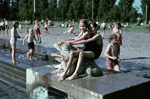 Haben: Fun in open-air pool Leuna 1948
