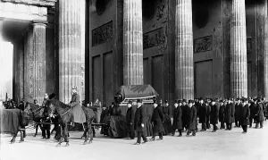 Cortege: The funeral cortege with the coffin bier of the Reich