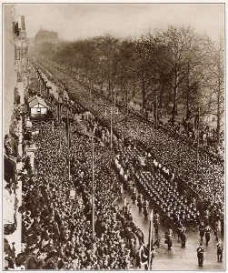 Aug22: Funeral of George V - crowds along Piccadilly