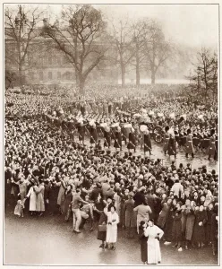 Aug22: Funeral of George V -Seeing procession by periscope & mirror